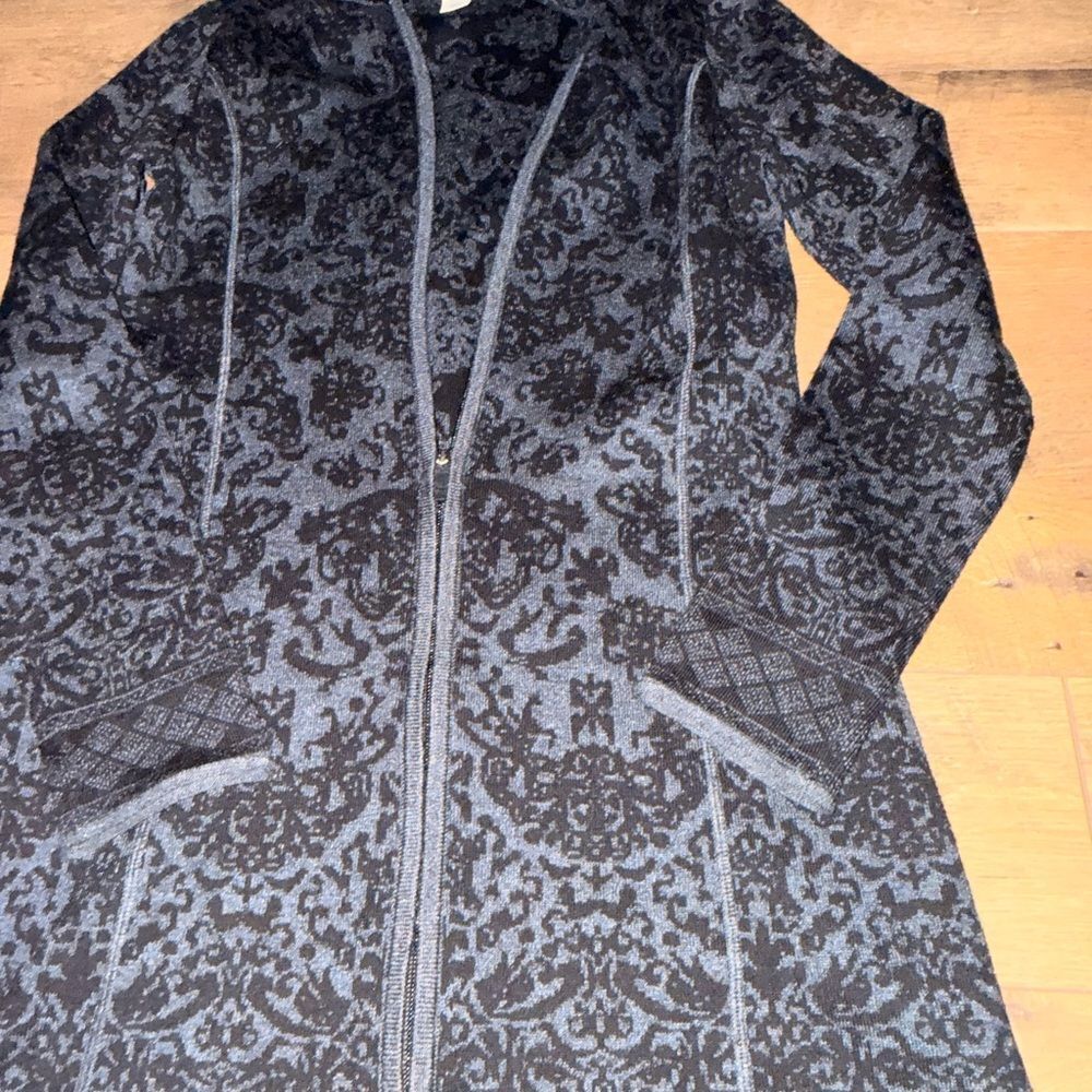 Akini Elegant Black and Gray Patterned Women's Top